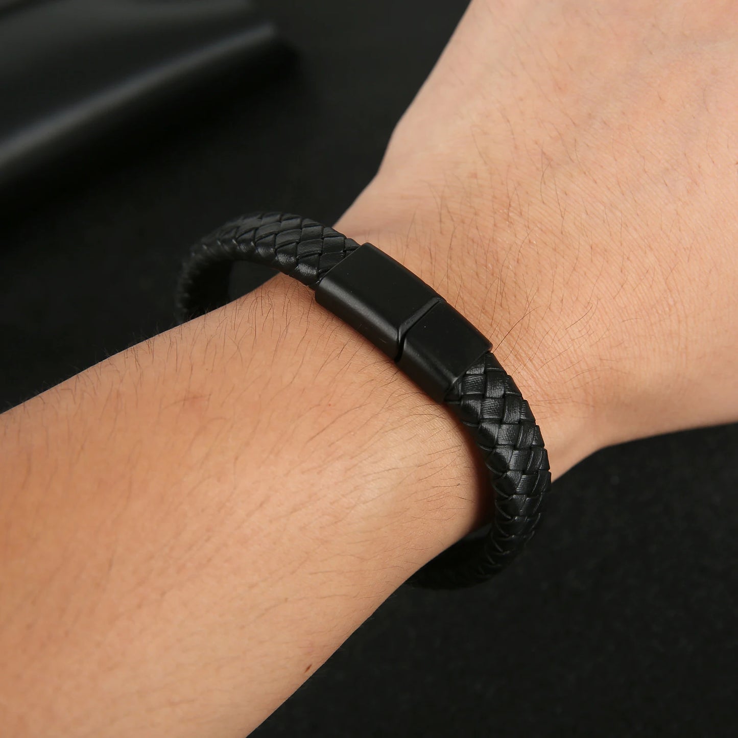 Geflochtenes Echtlder- Armband für Herren mit Edelstahlverschluss